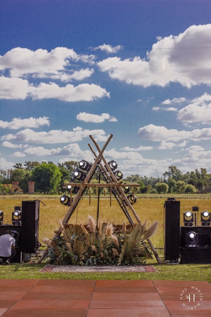 Montaje de luces y sonido al aire libre en el campo