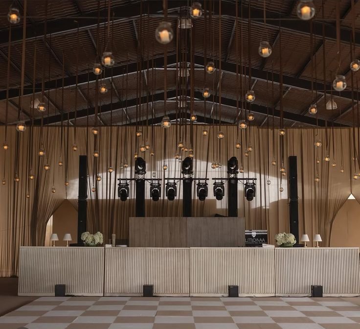 Cabina de DJ en salón con truss de luces y line array